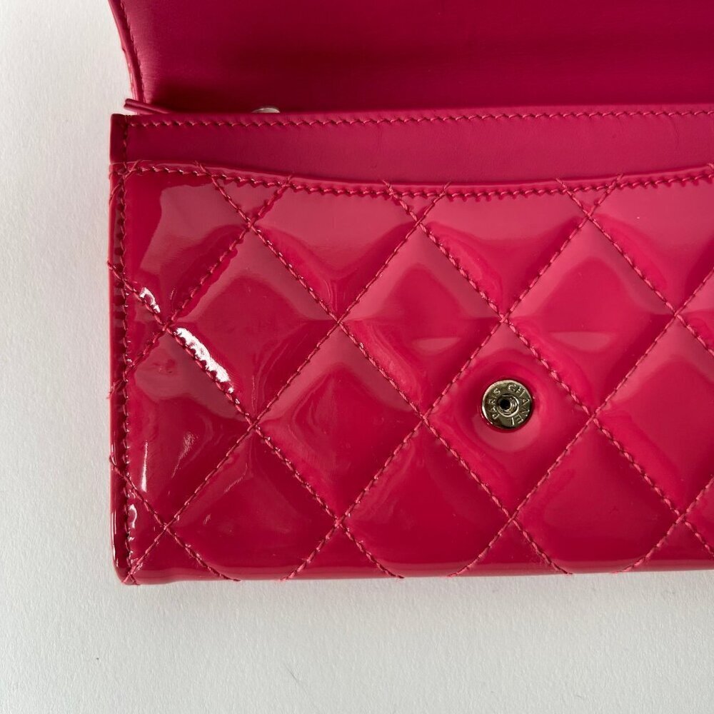 CHANEL QUILTED PATENT LEATHER FLAP ZIP CLASSIC WALLET FUSCHIA CC LOGO - Picture 8 of 13